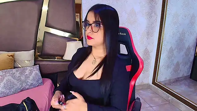 Snapshot of ZoehRoux chatting on February 4, 4:15 am ZoehRoux online show from February 4, 4:15 am