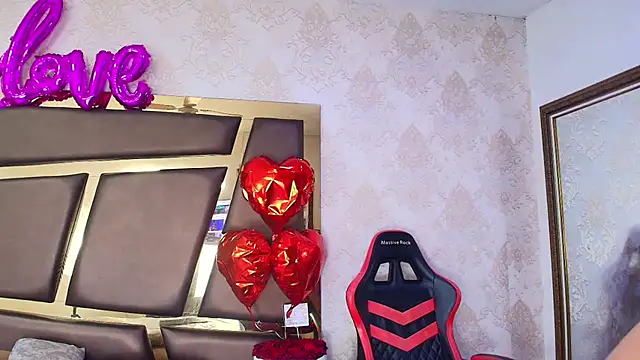 Snapshot of ZoehRoux chatting on February 19, 10:34 am ZoehRoux online show from February 19, 10:34 am