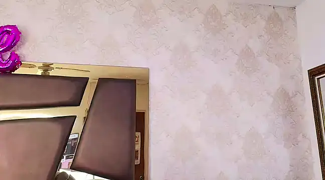 Snapshot of ZoehRoux chatting on February 23, 4:39 am ZoehRoux online show from February 23, 4:39 am