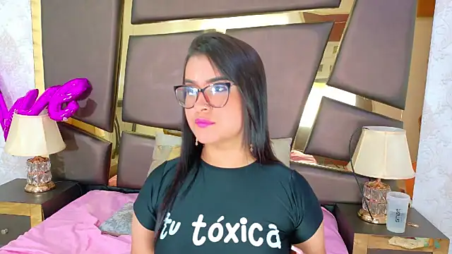 Snapshot of ZoehRoux chatting on March 21, 7:11 am ZoehRoux online show from March 21, 7:11 am