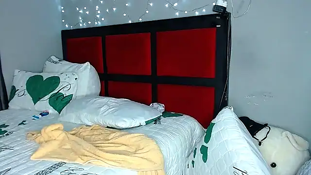 Snapshot of MissBigNipples chatting on January 28, 12:00 pm MissBigNipples online show from January 28, 12:00 pm