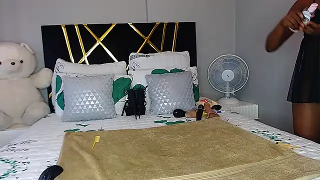 Snapshot of MissBigNipples chatting on February 21, 5:35 am MissBigNipples online show from February 21, 5:35 am