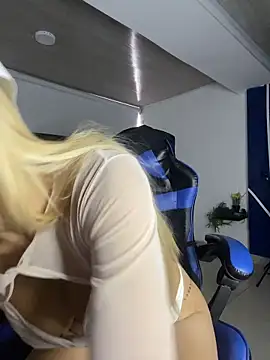 Snapshot of alicev_kitty chatting on April 6, 1:12 pm alicev kitty online show from April 6, 1:12 pm