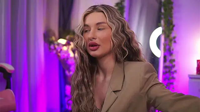 Snapshot of AvaShayy chatting on February 10, 1:46 am AvaShayy online show from February 10, 1:46 am