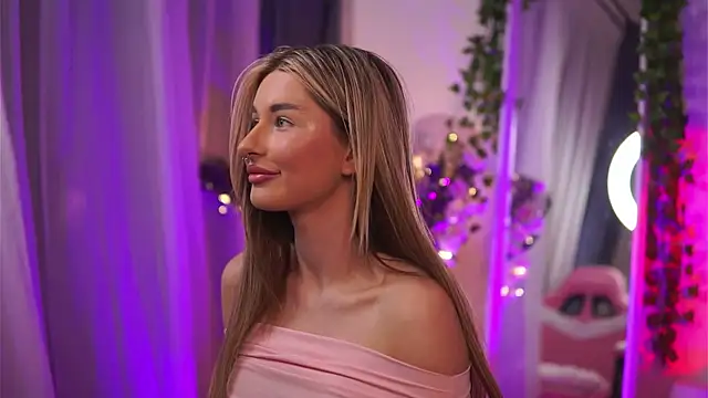 Snapshot of AvaShayy chatting on February 16, 2:42 am AvaShayy online show from February 16, 2:42 am