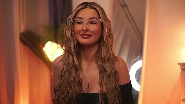 Snapshot of AvaShayy chatting on March 2, 12:20 am AvaShayy online show from March 2, 12:20 am