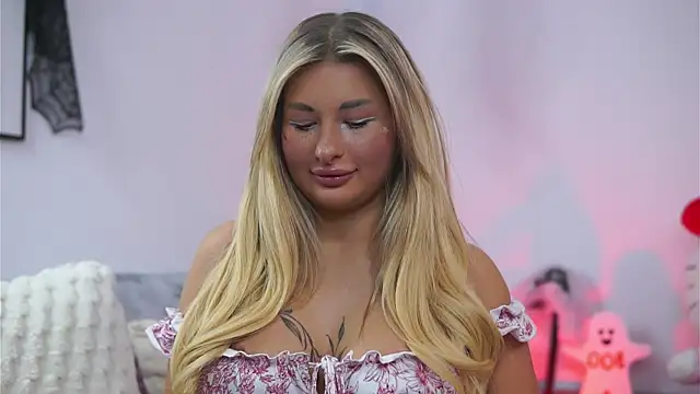 Snapshot of AvaShayy chatting on October 27, 9:52 pm AvaShayy online show from October 27, 9:52 pm