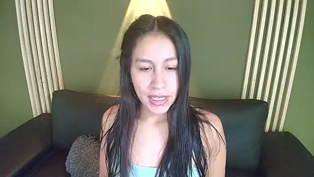 Snapshot of EmiGomez_ chatting on October 24, 1:40 pm EmiGomez  online show from October 24, 1:40 pm