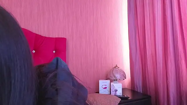 Snapshot of EmiGomez_ chatting on November 3, 1:01 pm EmiGomez  online show from November 3, 1:01 pm