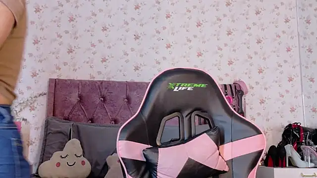 AvrillThomas online show from November 18, 5:39 pm