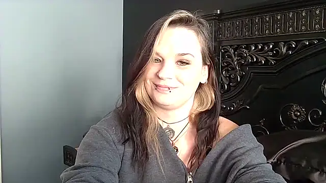 Snapshot of CherryWilde chatting on January 6, 4:43 pm CherryWilde online show from January 6, 4:43 pm