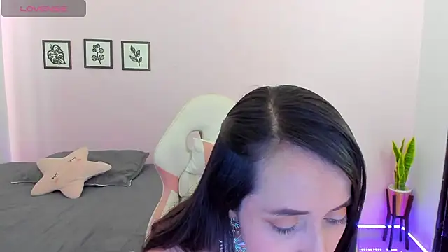 Snapshot of sophie_pazz chatting on October 25, 4:13 pm sophie pazz online show from October 25, 4:13 pm