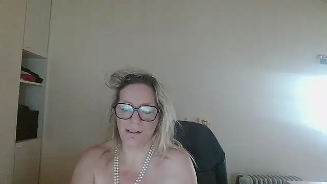 Snapshot of Silkesquirt chatting on November 2, 8:39 am Silkesquirt online show from November 2, 8:39 am