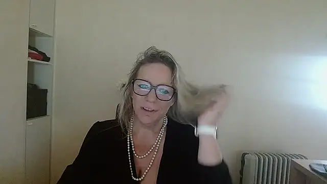 Snapshot of Silkesquirt chatting on November 3, 8:04 am Silkesquirt online show from November 3, 8:04 am