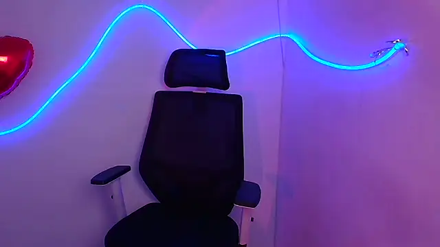 Snapshot of Hanna_Way chatting on February 20, 10:05 am Hanna Way online show from February 20, 10:05 am