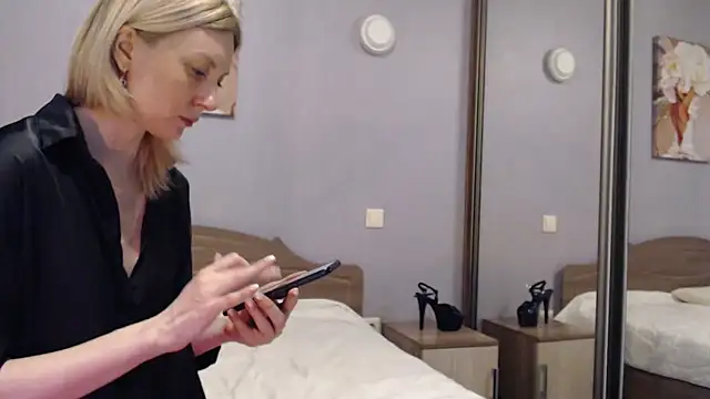 Snapshot of AvelinaLeoni chatting on January 27, 6:41 am AvelinaLeoni online show from January 27, 6:41 am