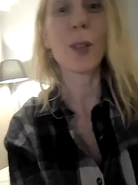 AvelinaLeoni online show from November 10, 7:07 am