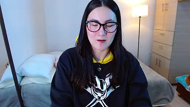 Elle Lee  online show from March 12, 3:45 am