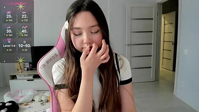 Snapshot of Fluffy_Rose chatting on May 13, 4:21 am Fluffy Rose online show from May 13, 4:21 am