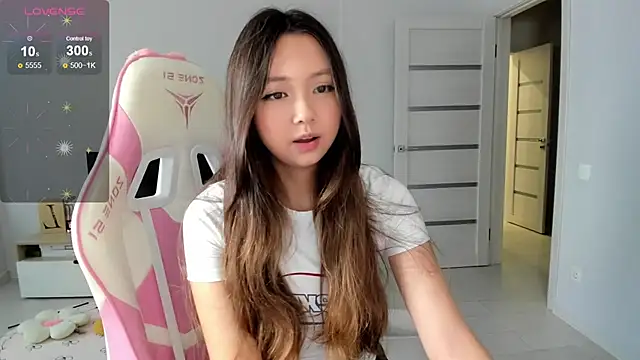 Snapshot of Fluffy_Rose chatting on July 28, 1:23 am Fluffy Rose online show from July 28, 1:23 am