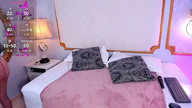 Paiige peach online show from October 9, 7:45 pm