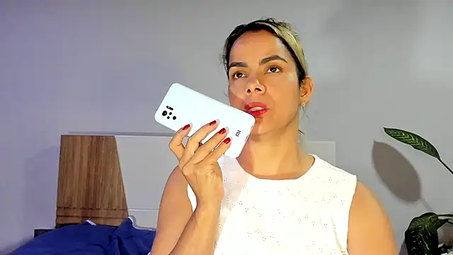 Snapshot of ClaraMariaMon chatting on December 31, 11:17 pm ClaraMariaMon online show from December 31, 11:17 pm