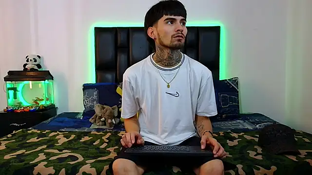 Snapshot of Brutal_Sex_Fucking chatting on February 27, 7:14 pm Brutal Sex Fucking online show from February 27, 7:14 pm