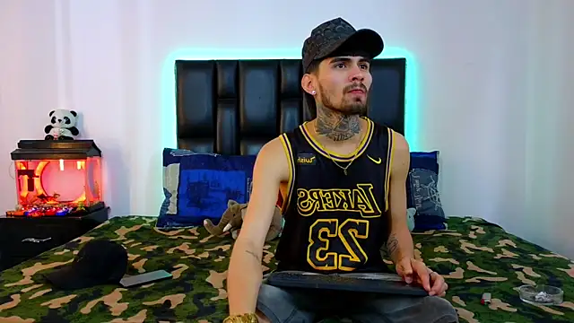 Snapshot of Brutal_Sex_Fucking chatting on March 5, 8:05 pm Brutal Sex Fucking online show from March 5, 8:05 pm