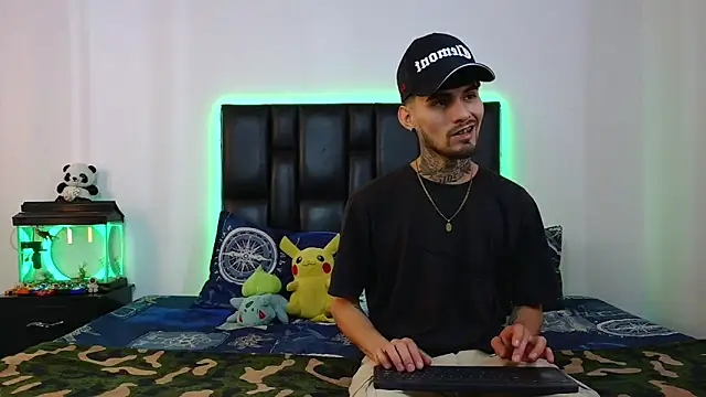 Snapshot of Brutal_Sex_Fucking chatting on March 18, 8:56 pm Brutal Sex Fucking online show from March 18, 8:56 pm