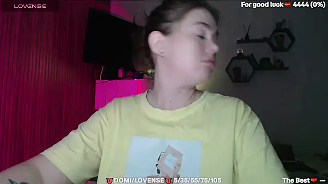 Snapshot of SuchCute chatting on April 4, 2:03 pm SuchCute online show from April 4, 2:03 pm