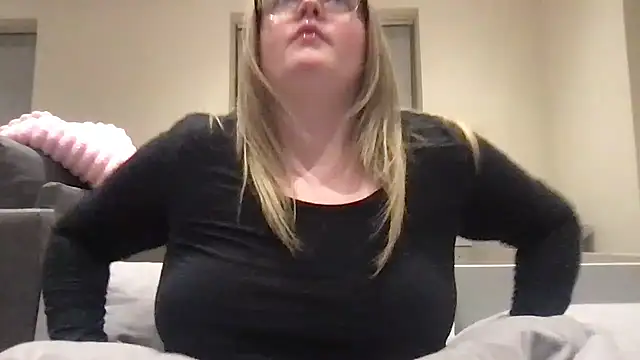 honeyyy24 online show from May 13, 10:27 pm