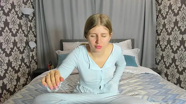 kirraa  online show from October 7, 4:15 pm