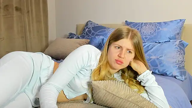 kirraa  online show from December 4, 7:44 pm