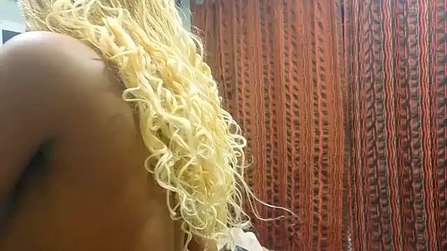 Snapshot of CaramelDelux27 chatting on October 21, 11:16 pm CaramelDelux27 online show from October 21, 11:16 pm