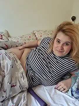 Snapshot of JosieAndYou chatting on March 1, 10:24 am JosieAndYou online show from March 1, 10:24 am