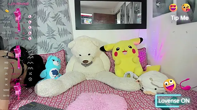 Snapshot of camy_roy chatting on December 4, 5:05 am camy roy online show from December 4, 5:05 am