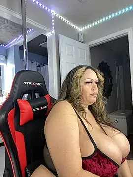 Snapshot of curvyfunlover chatting on March 17, 12:08 pm curvyfunlover online show from March 17, 12:08 pm