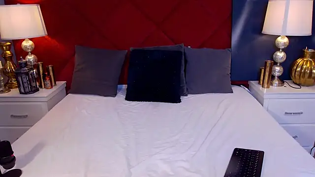 Snapshot of MinnieDrew chatting on October 6, 7:00 pm MinnieDrew online show from October 6, 7:00 pm