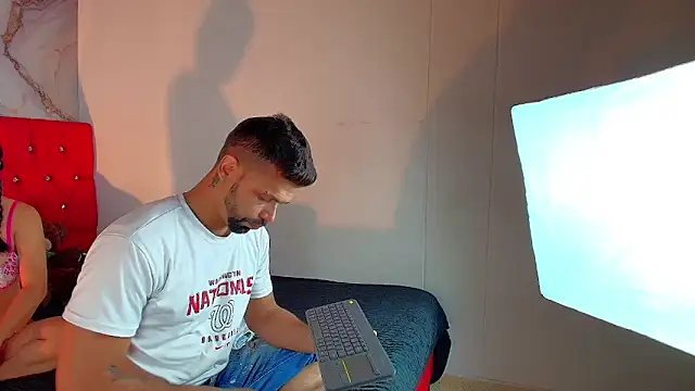 Snapshot of max_ashley_mds chatting on December 17, 1:39 pm max ashley mds online show from December 17, 1:39 pm