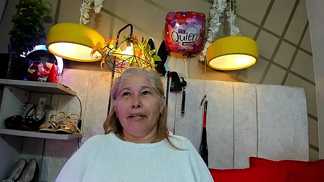 Snapshot of girl_amada chatting on February 20, 2:51 am girl amada online show from February 20, 2:51 am
