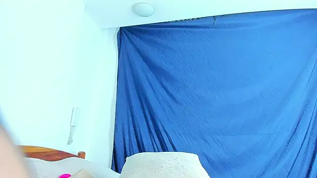 Snapshot of emiily15__ chatting on December 9, 11:03 pm emiily15 online show from December 9, 11:03 pm