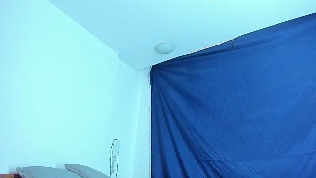 Snapshot of emiily15__ chatting on December 16, 5:54 pm emiily15 online show from December 16, 5:54 pm