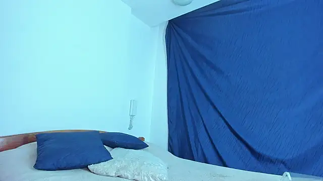 Snapshot of emiily15__ chatting on January 16, 6:37 pm emiily15 online show from January 16, 6:37 pm