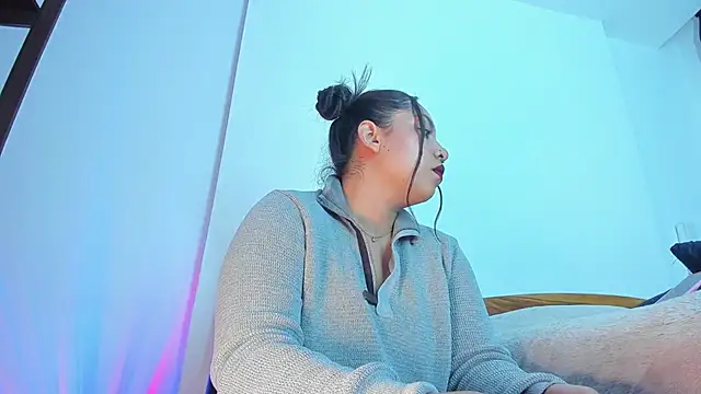 Snapshot of emiily15__ chatting on March 2, 1:04 am emiily15 online show from March 2, 1:04 am