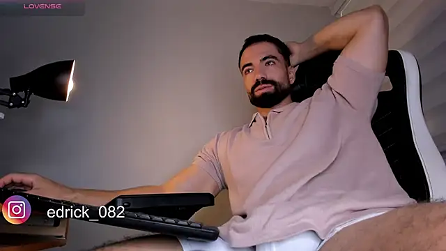 Snapshot of edrick_walton1 chatting on December 31, 2:03 pm edrick walton1 online show from December 31, 2:03 pm