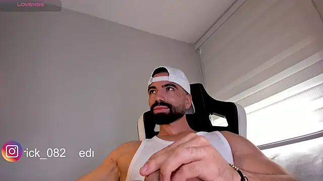 Snapshot of edrick_walton1 chatting on January 2, 2:57 pm edrick walton1 online show from January 2, 2:57 pm