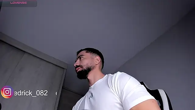 Snapshot of edrick_walton1 chatting on January 7, 11:24 pm edrick walton1 online show from January 7, 11:24 pm