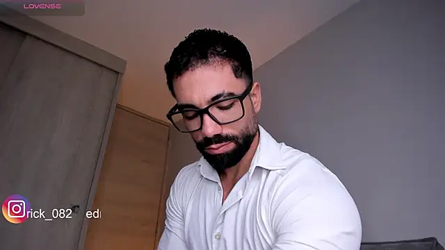 Snapshot of edrick_walton1 chatting on February 23, 11:44 am edrick walton1 online show from February 23, 11:44 am