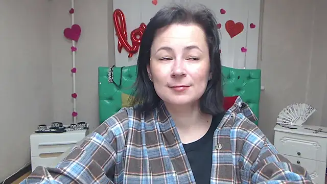 Snapshot of MarieSho chatting on April 4, 6:11 am MarieSho online show from April 4, 6:11 am