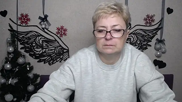Snapshot of EmiliaGree chatting on December 21, 6:04 pm EmiliaGree online show from December 21, 6:04 pm